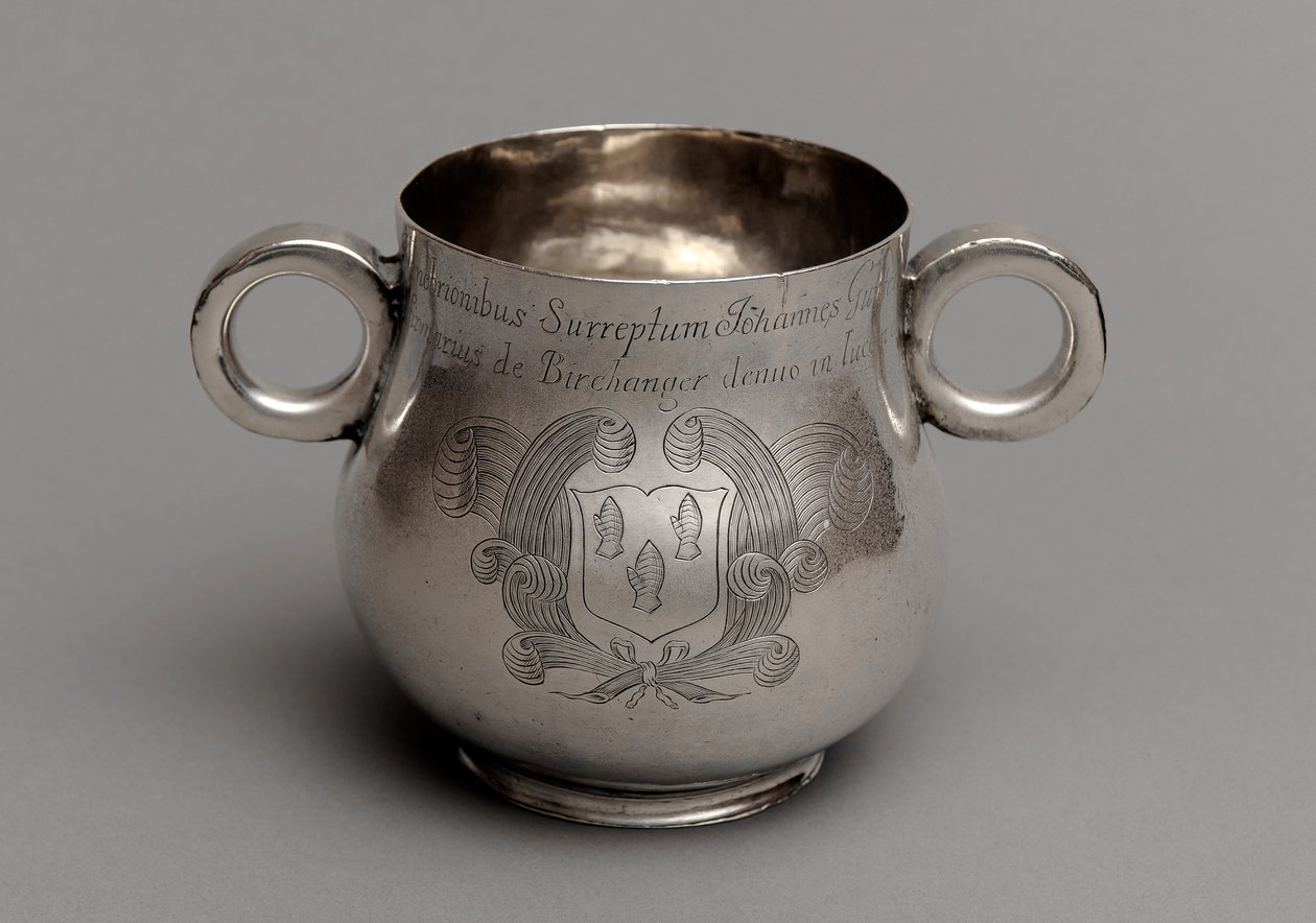 Taça com barriga grande e base grossa de aro fundido e um par de alças de boi, 1675 (prateado) de English School