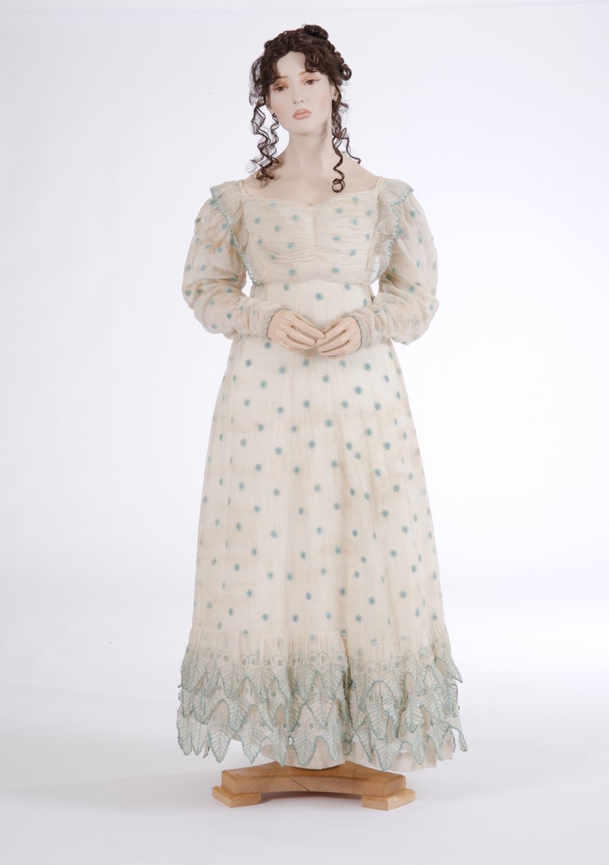 Vestido de dia, c.1815 (musselina de algodão bordada com lã azul) de English School