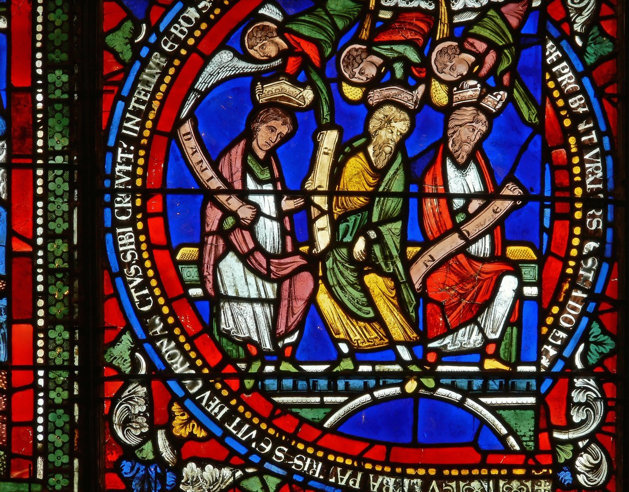 Detalhe de uma das janelas da Bíblia retratando Daniel, Job e Noah de English School
