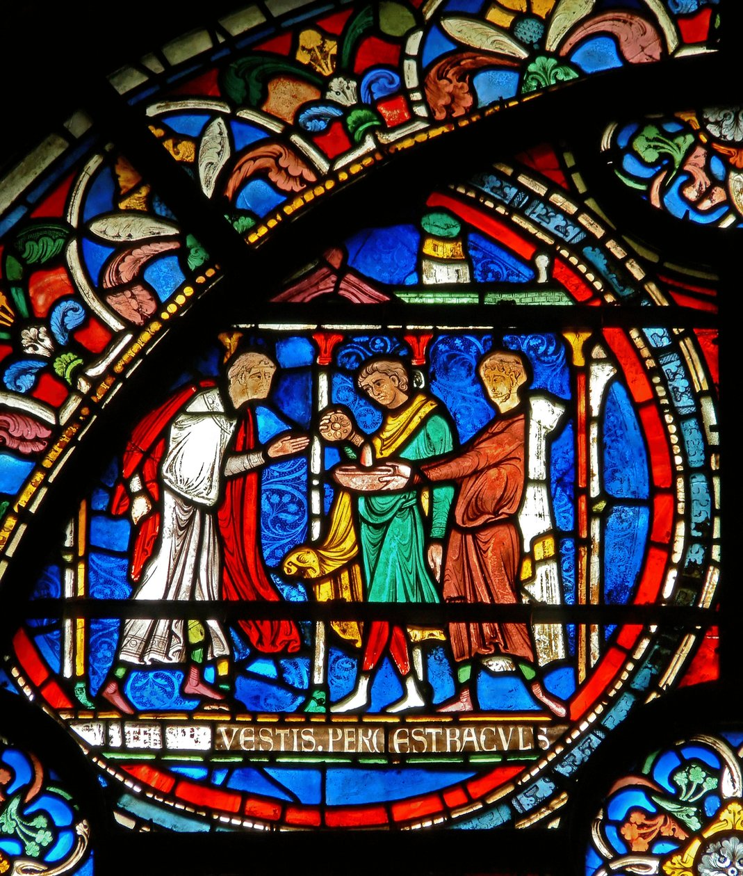 Detalhe da janela milagrosa mostrando os peregrinos sendo curados no santuário de St. Thomass de English School