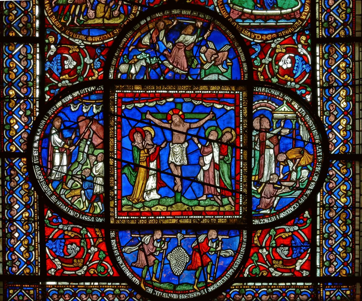 Detalhe da janela leste da Capela da Trindade, representando a Crucificação e quatro painéis circundantes de English School