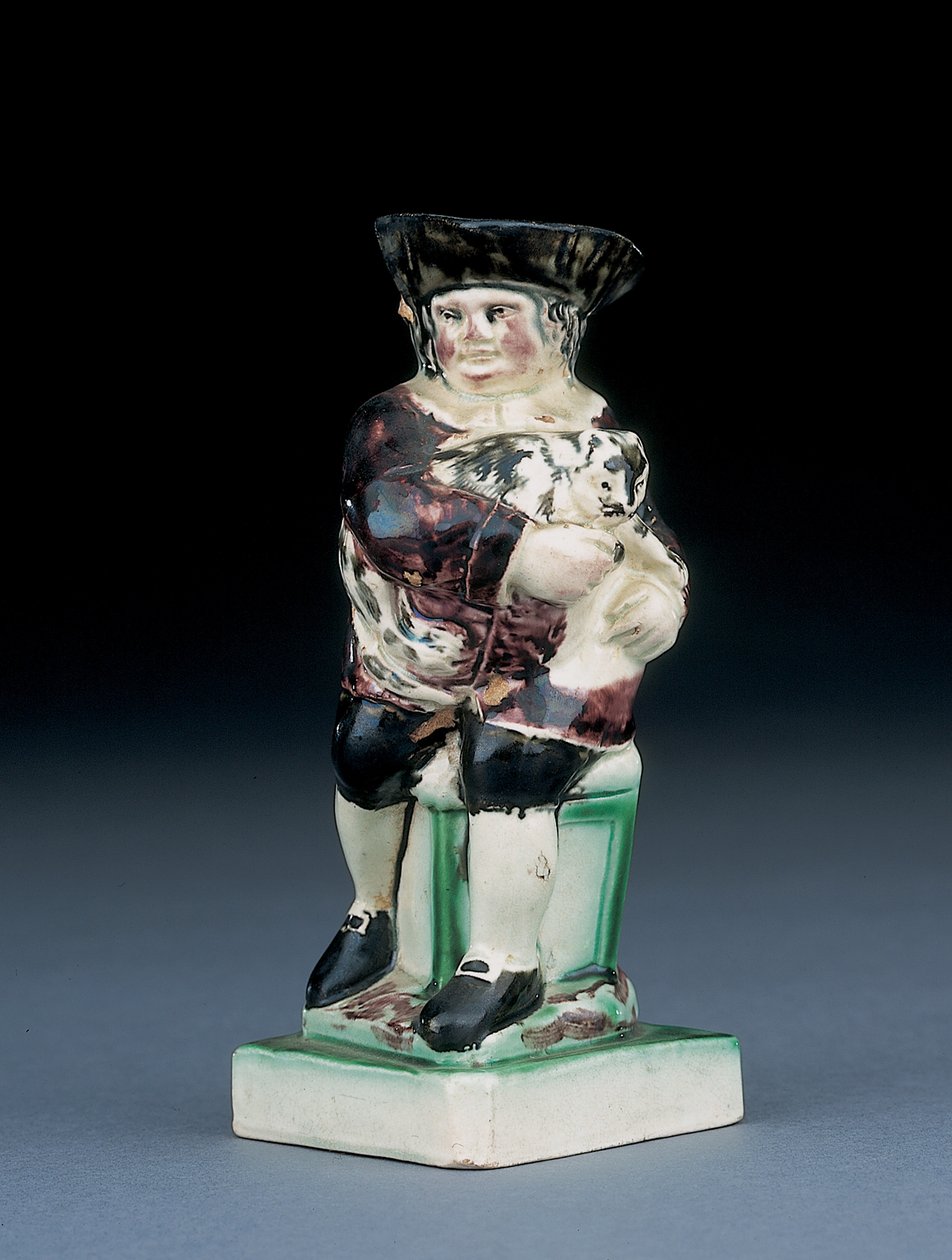 Jarro de Dick Whittington, moldado subindo de uma cadeira de espaldar alto, segurando seu gato, salpicado de roupas marrons, verdes e pretas, um escudo moldado ao lado, c.1790 de English School