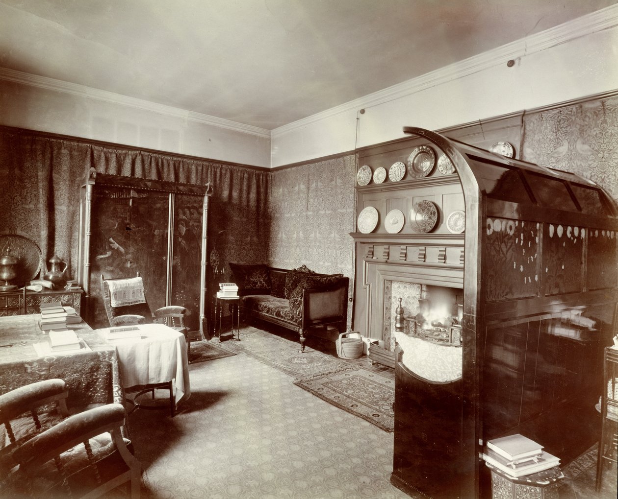 Sala de desenho, Kelmscott House, Londres, 1896 de English School