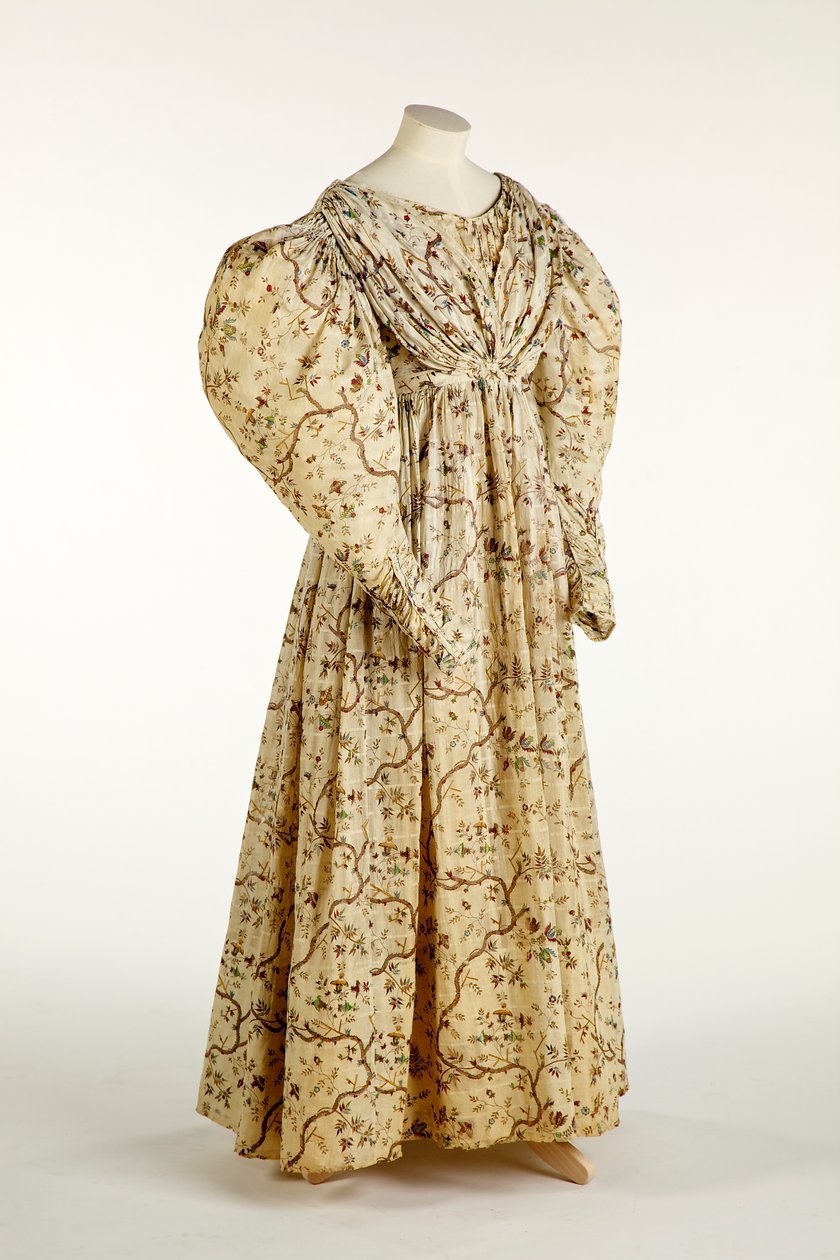 Vestido estampado com desenho de flores e galhos em tecido creme com padrão de grade na trama, c.1830-35 (algodão) de English School