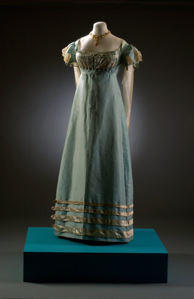 Ovo de pato vestido de noite azul com mangas de creme, mostrado aqui com jóias de pérola, c.1819 (seda e renda) de English School