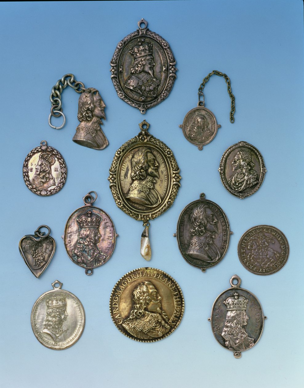 Distintivos da Guerra Civil inglesa para os partidários de Carlos I (1625-49) (metal) de English School