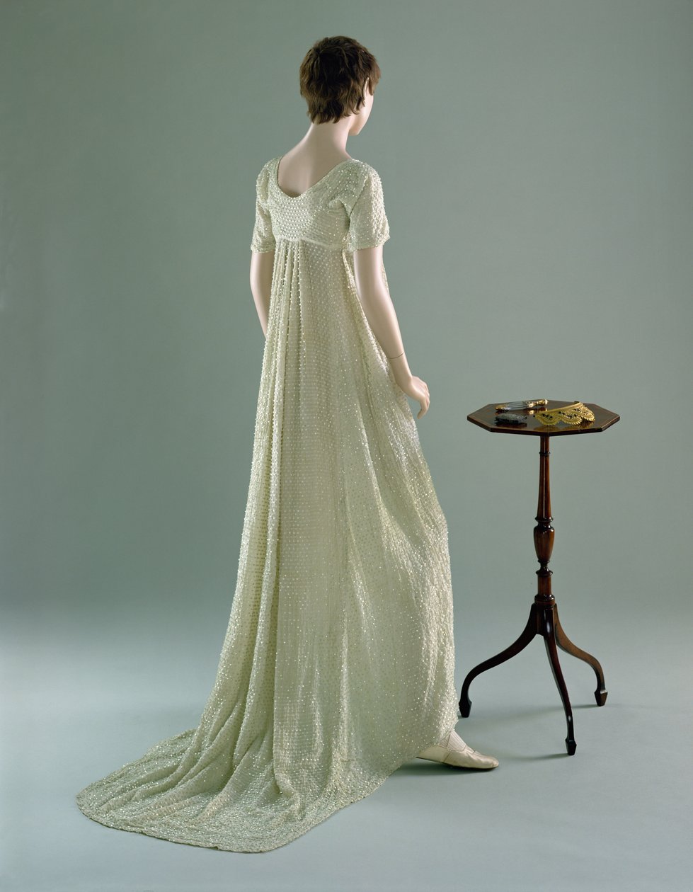 Vestido de noite, 1800 (musselina de algodão e contas de vidro) de English School