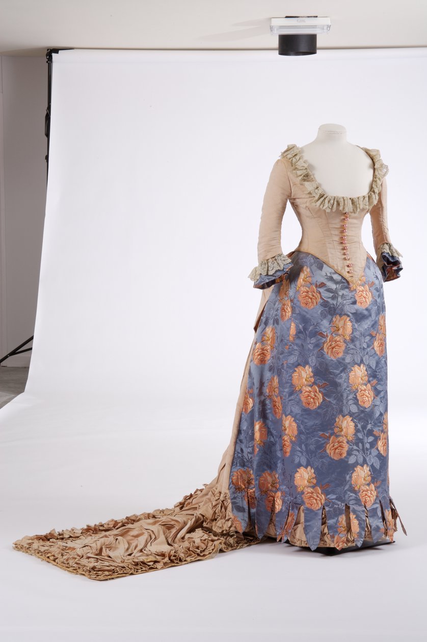 Vestido de noite, 1880 (seda tecida, seda com nervuras e brocado) de English School