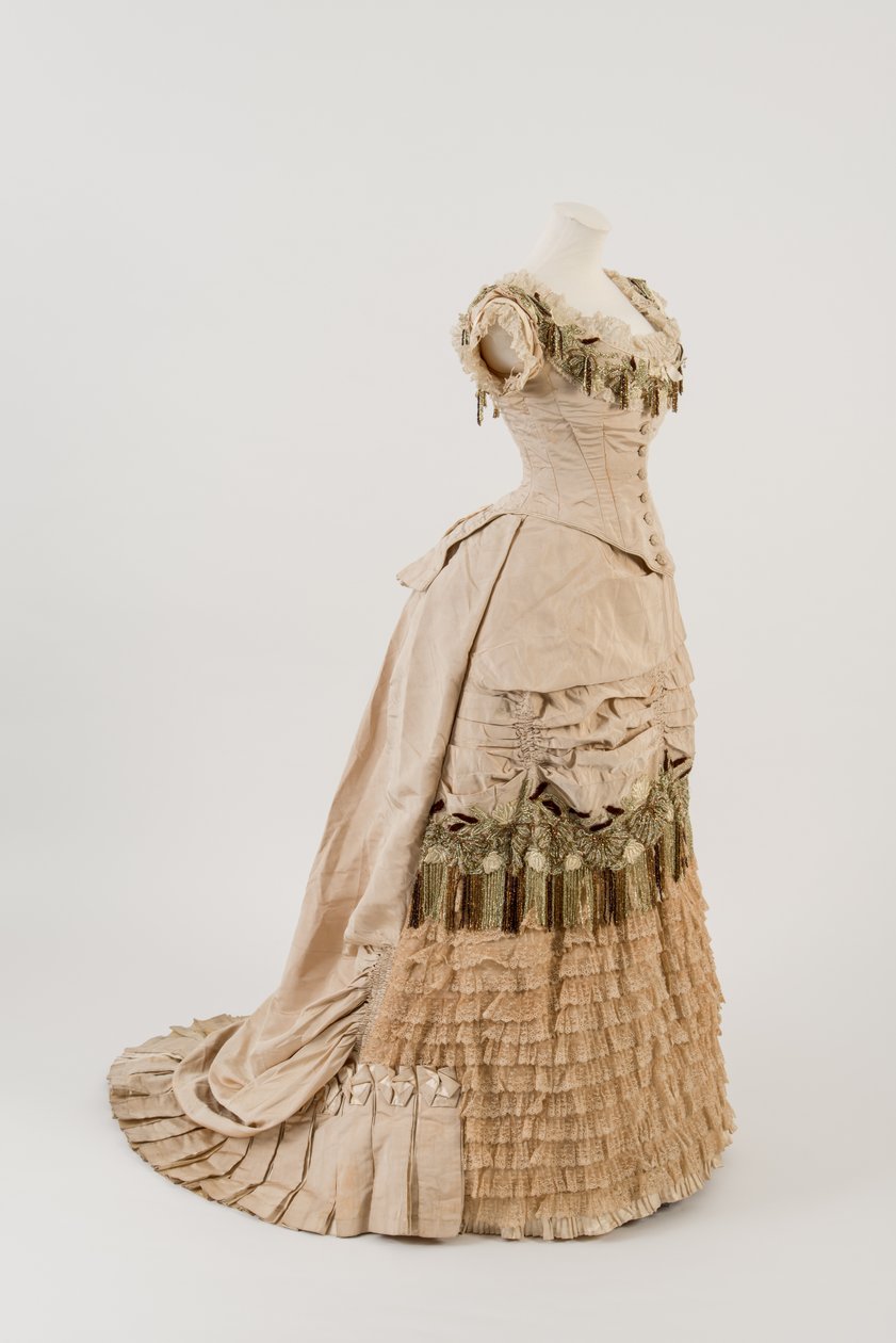 Vestido de noite de seda com nervuras de creme escuro de English School