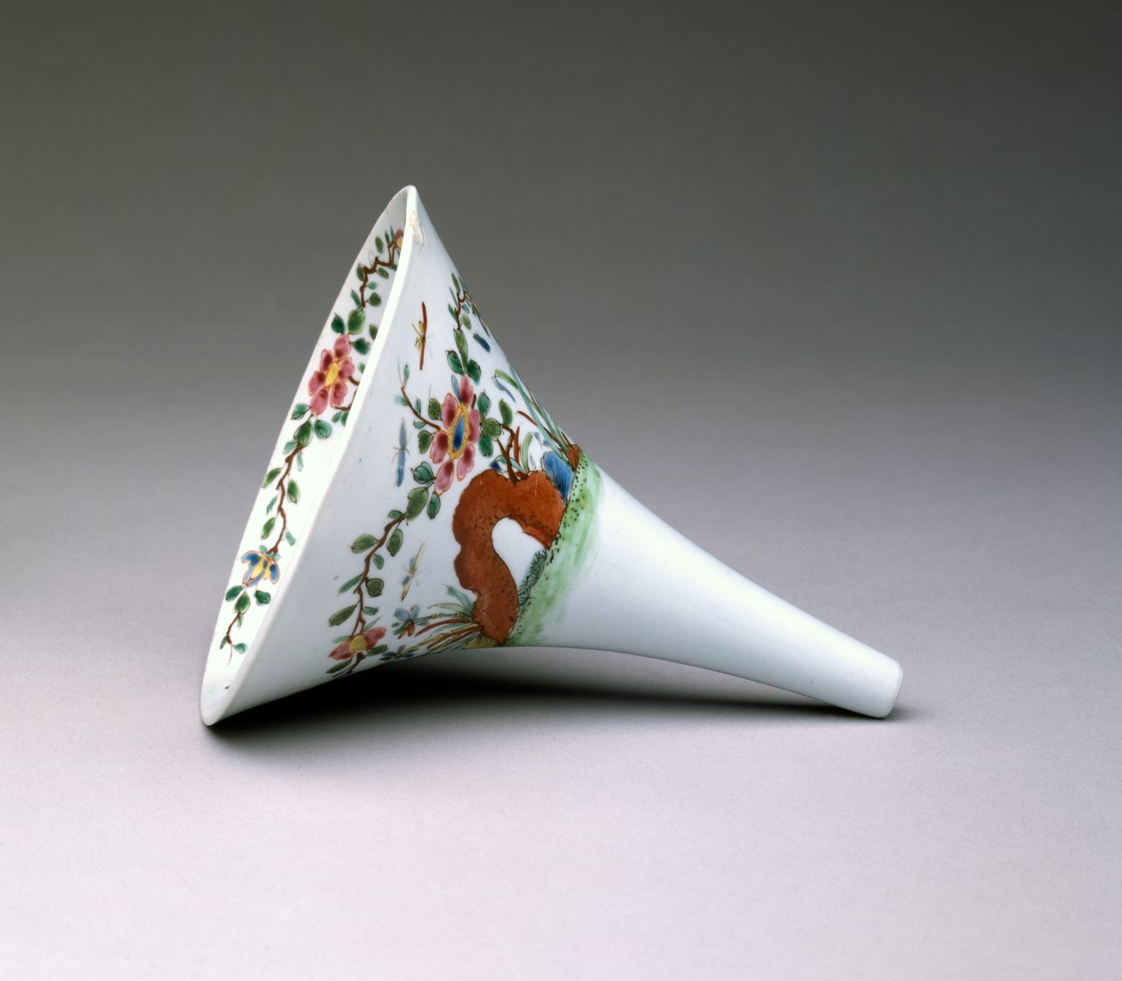 Famille Rose Wine Funnel, Porcelana de Worcester, 1753-55 (porcelana esmaltada) de English School