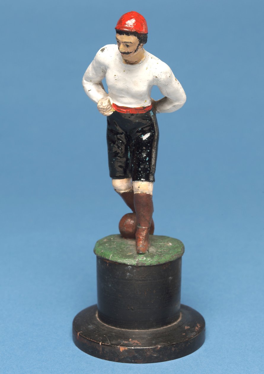 Jogador de futebol com a bola a seus pés (metal pintado à mão) de English School