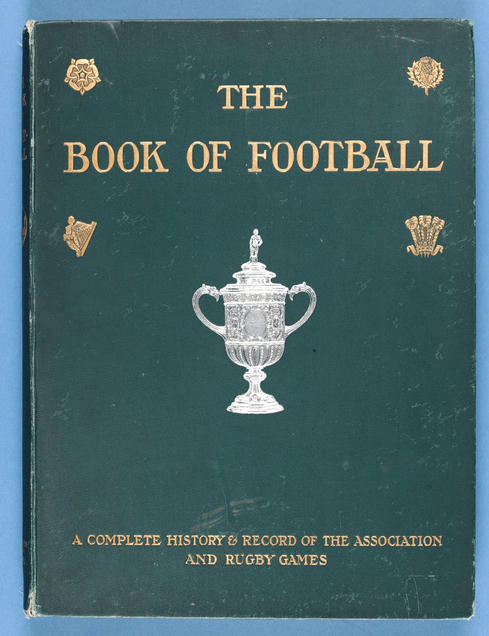 Capa do livro de futebol. Uma história completa e registro da associação e jogos de rugby 1905 de English School