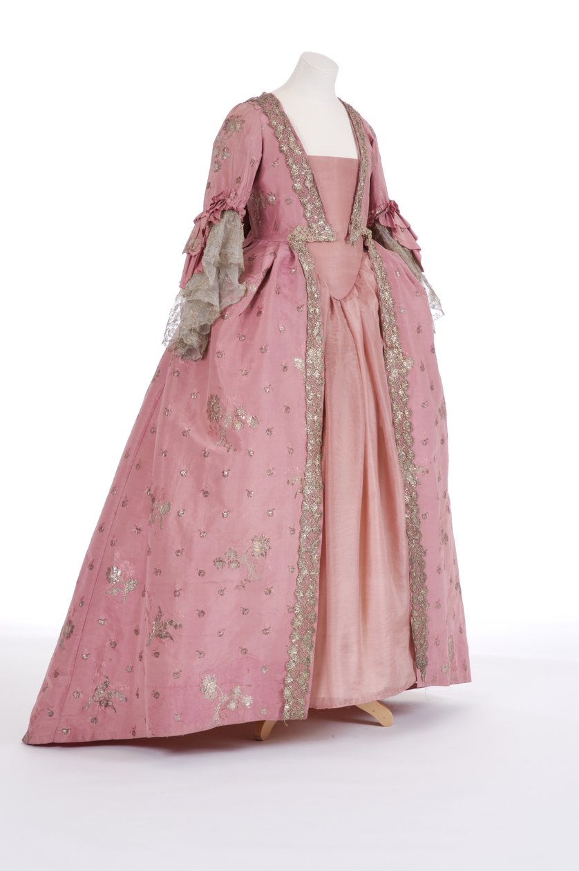 Vista frontal de um vestido de volta de saco, 1750 (seda tecida & fio de metal prateado) de English School