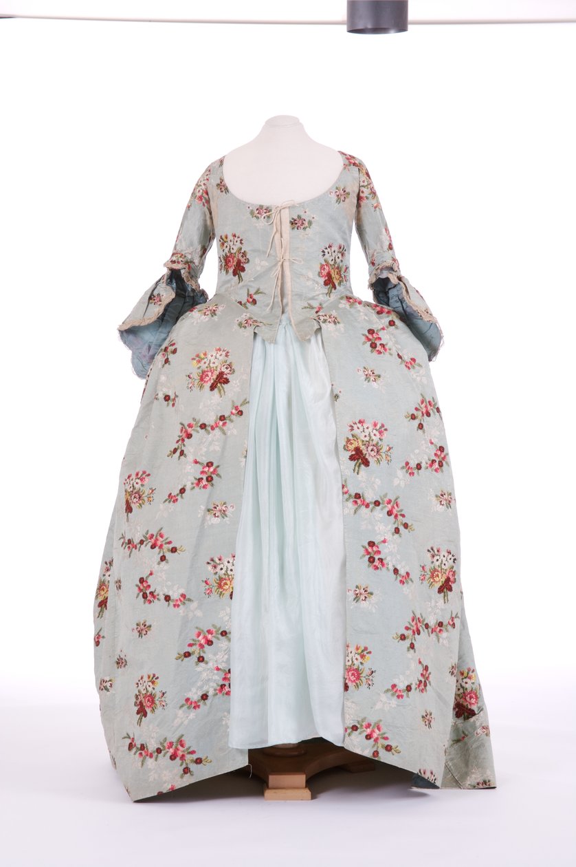 Vista frontal de um vestido de volta, 1760 (seda brocada) de English School