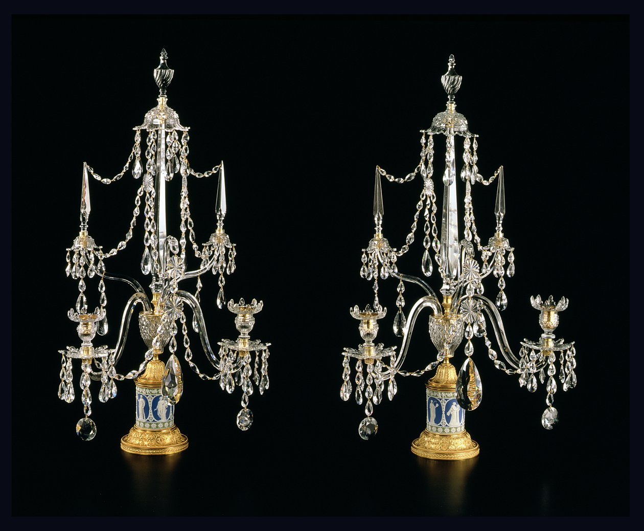 George III Candelabra, c.1790 (vidro lapidado, ormolu e wedgwood jasperware) de English School