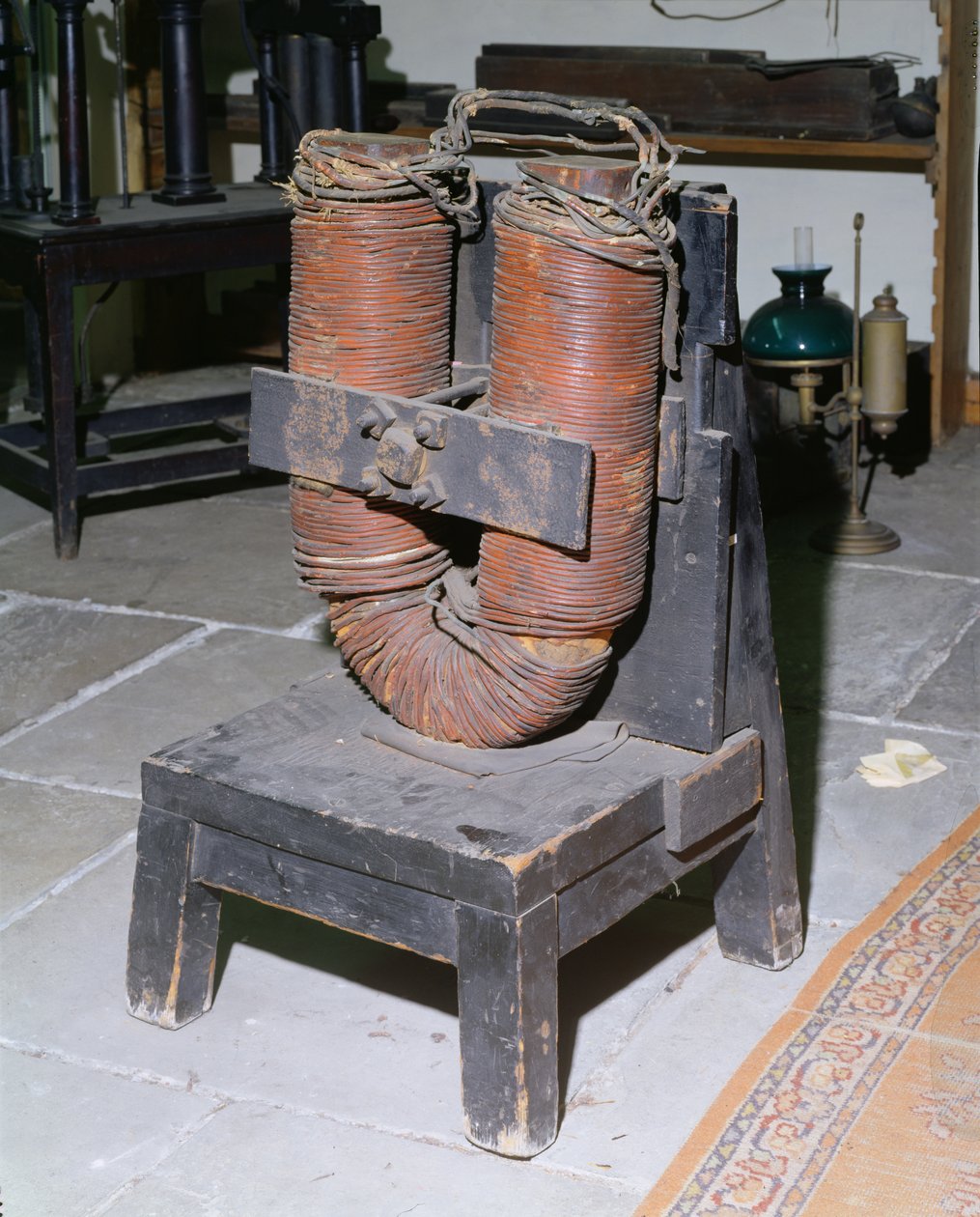 Eletro-ímã gigante pertencente a Michael Faraday (1791-1867), c.1850 de English School