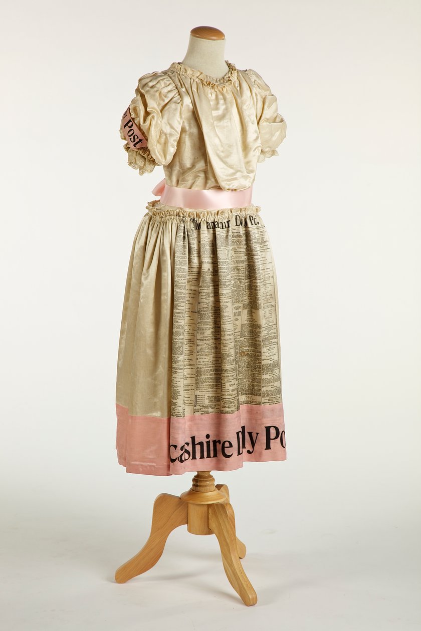 Meninas vestido extravagante, 1897 (seda, algodão e cetim) de English School