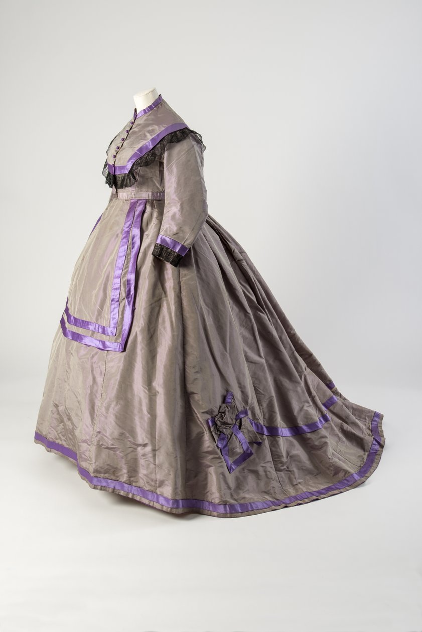 Vestido de tafetá de seda cinzento aparado com renda preta e cetim de seda púrpura de English School