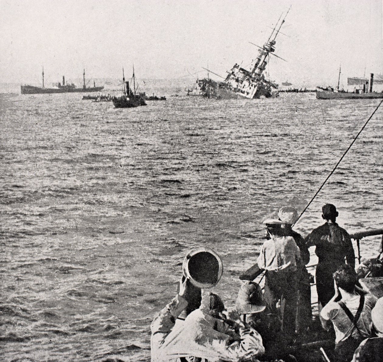 HMS Majestic naufrágio 27 de maio de 1915, de &39;The War Illustrated Album deLuxe&39;, publicado em Londres, 1916 de English School