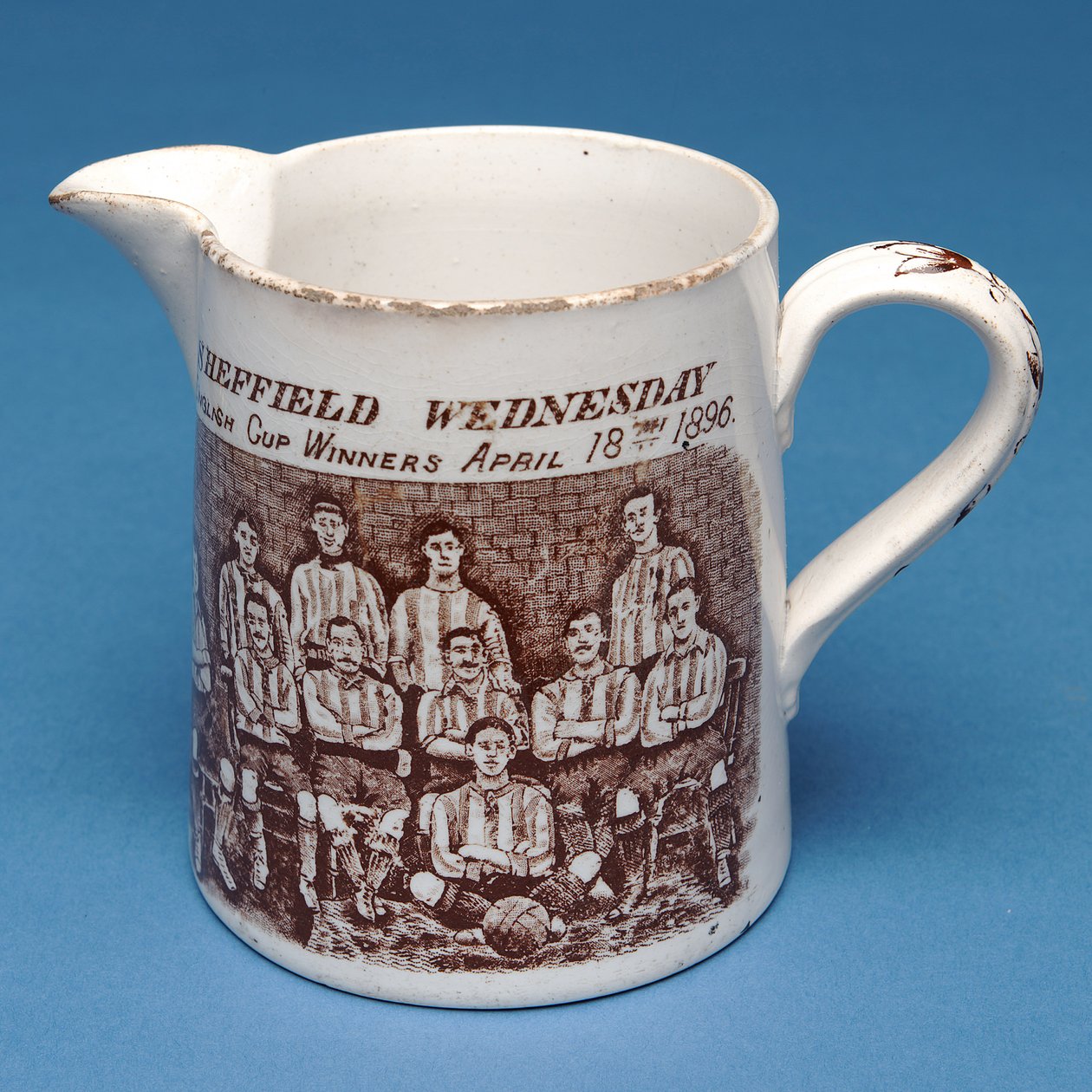 Jarro decorado com a equipe Sheffield Wednesday, 1896 (cerâmica) de English School