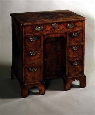 Mesa de Kneehole, c.1710 (nogueira) de English School