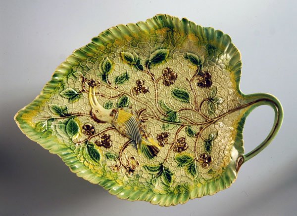 Prato em forma de folha decorado com videiras e aves exóticas, 1760-70 (cerâmica) de English School