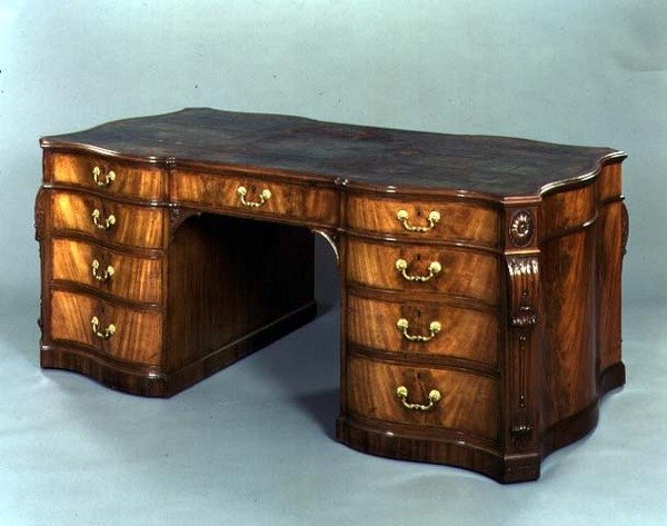 Mesa de biblioteca feita por Gillows of Lancaster com um projeto de Thomas Chippendale, fornecida em 1778 a Sir James Ibbetson de English School