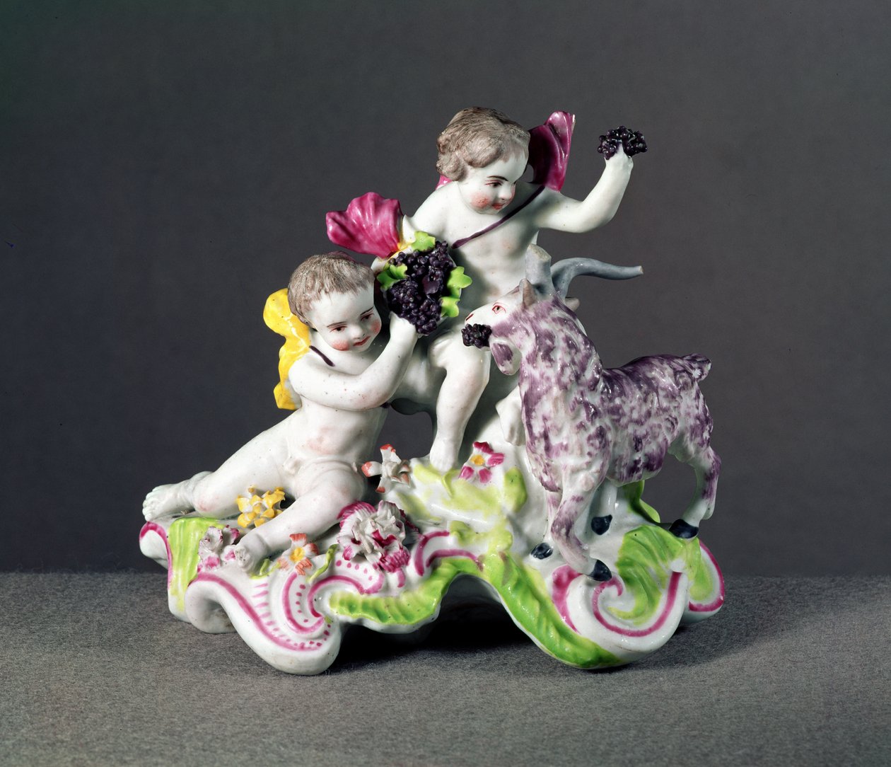 Grupo Longton Hall, dois putti com cabra, c.1755 (porcelana) de English School