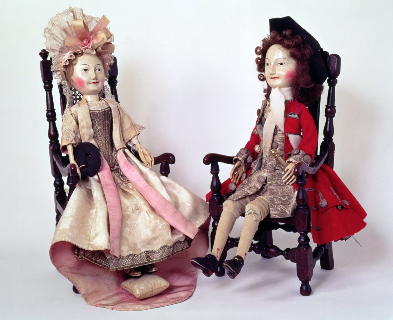 Senhor e Lady Clapham, bonecos de madeira feitos no período de Guilherme e Maria, final do século XVII e XVIII (ver também 2453) de English School