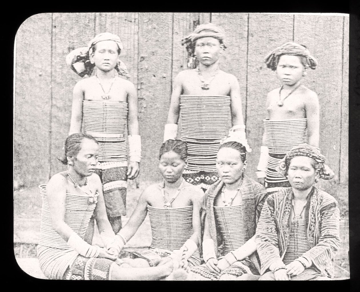 Slide de lanterna mágica mostrando mulheres do mar Dyas tribo, Bornéu c.1900 de English School