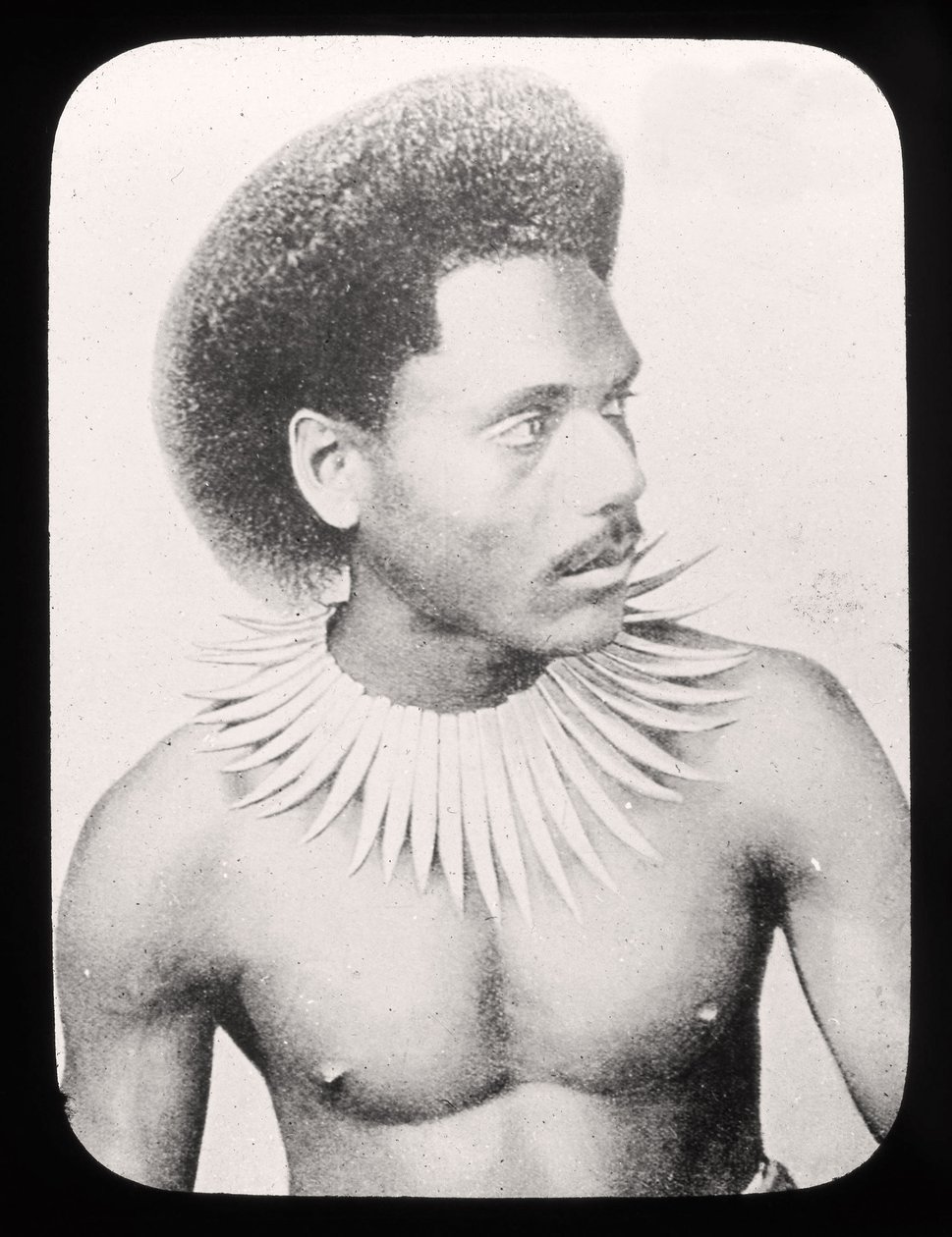 Slide de lanterna mágica mostrando um chefe de Fiji em traje tradicional c.1900 de English School
