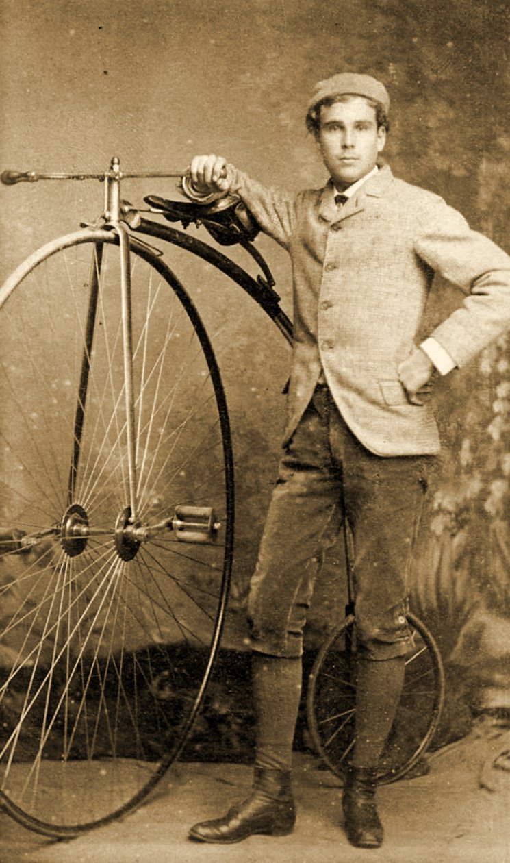 Homem ao lado da sua Penny-Farthing, c.1890 (foto a p/b) de English School