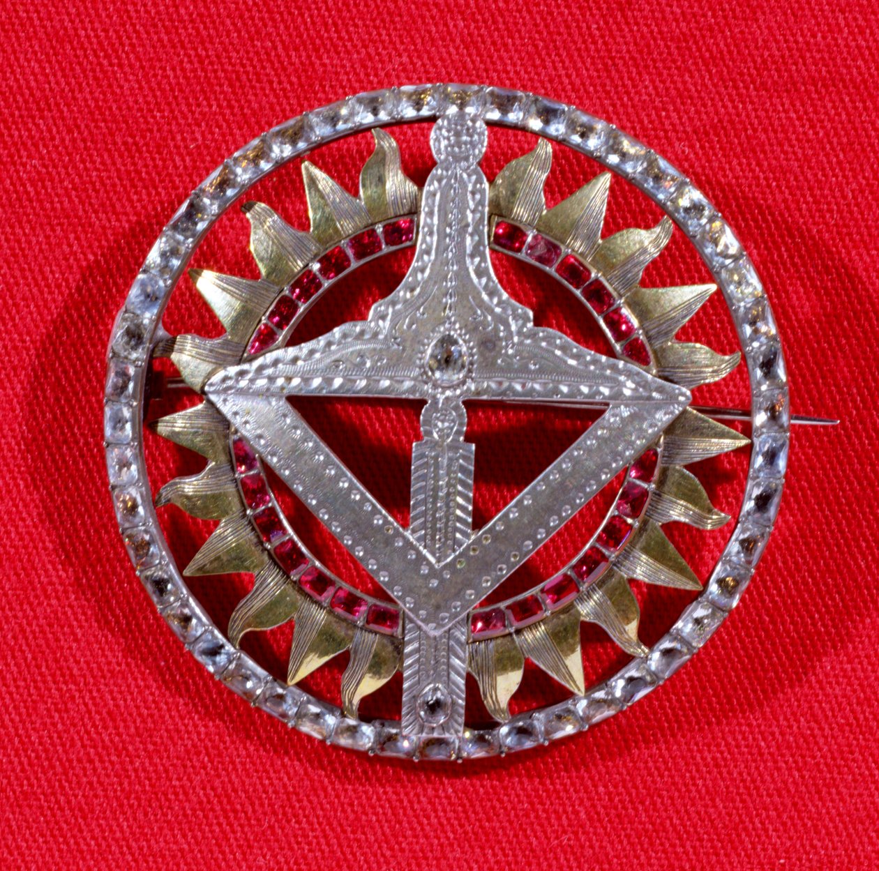 Emblema maçônico ou jóia usada pelos membros da Grande Loja, 1735 (prata e prata dourada com pedras vermelhas e brilhantes) de English School