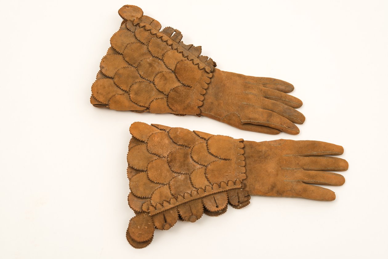 Luvas blindadas de couro para homem, c.1600-50 (couro pesado) de English School