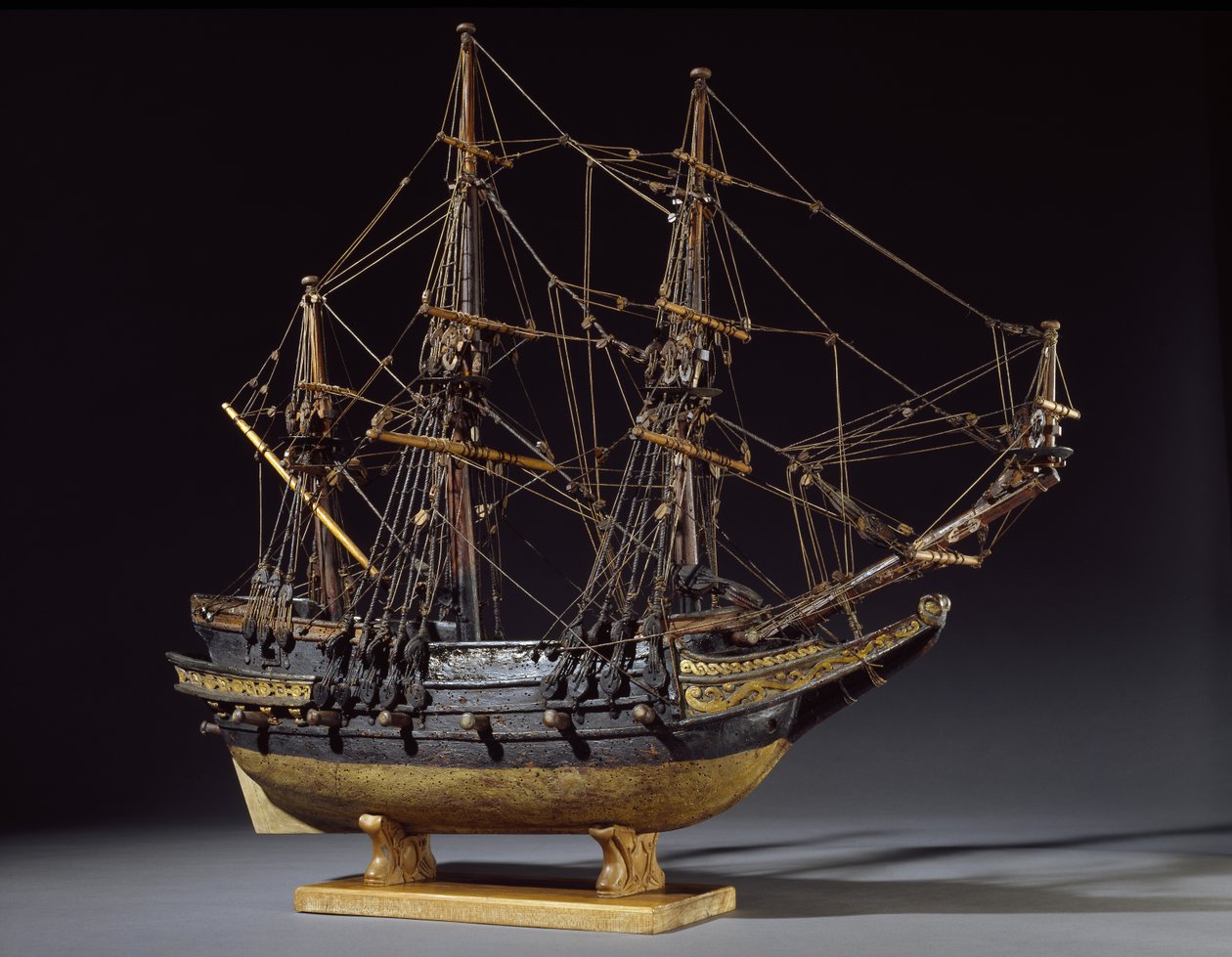 Navio modelo, pensado para representar uma embarcação construída logo após a morte de Elizabeth I, início do século XVII de English School