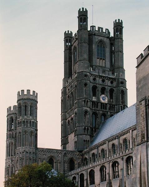Torre Octógono, construída em 1322 (foto) de English School
