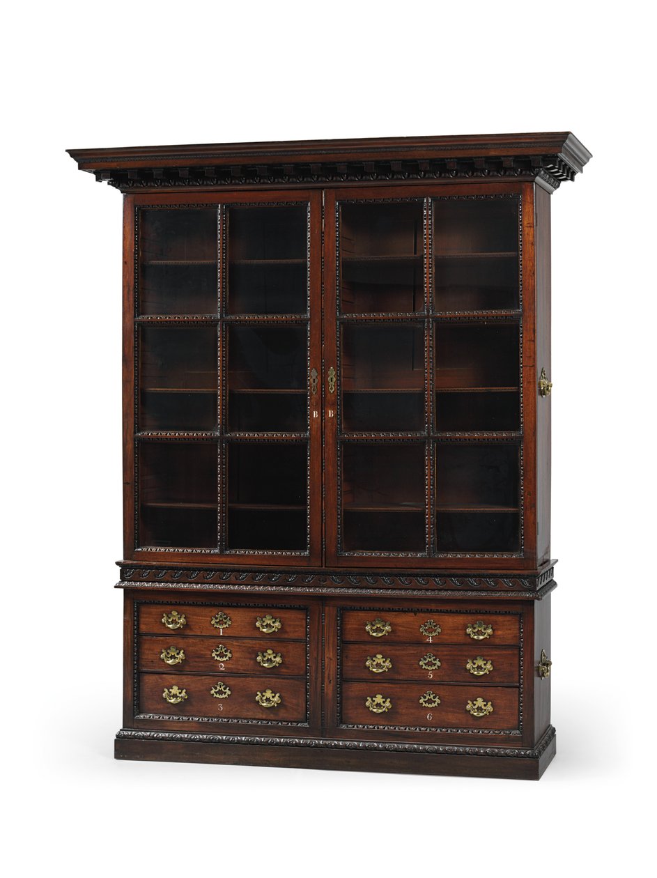 Uma de duas estantes da biblioteca de George II, c.1750 de English School