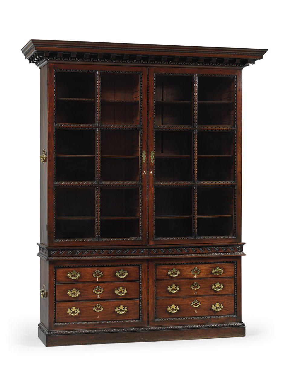 Uma de duas estantes da biblioteca de George II, c.1750 de English School