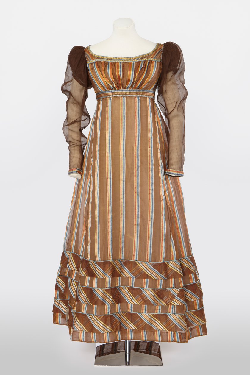 Um de um par de vestidos iguais usados por duas irmãs no "Waterloo Ball" da Duquesa de Richmond, em Bruxelas, no dia 15 de Junho. de English School
