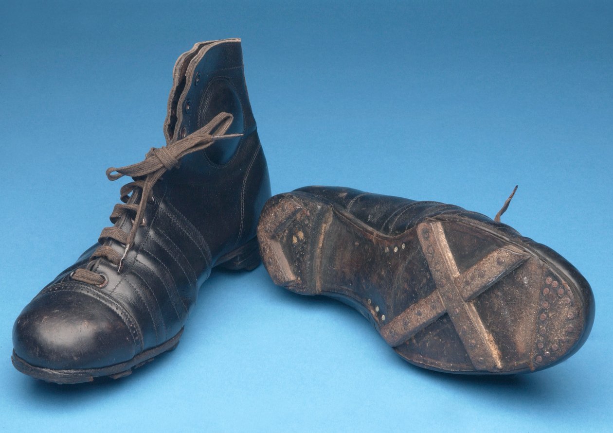 Par de Botas com Pregos Ilegais (couro) de English School