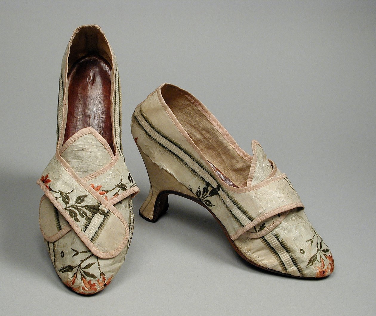 Par de Sapatos de Mulher, c.1780 (tafetá de seda brocado, couro, linho) de English School