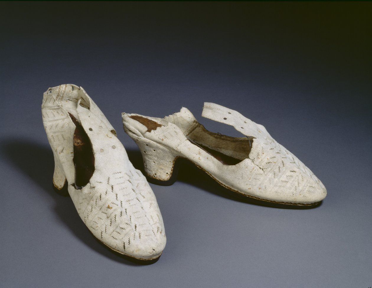 Par de sapatos brancos, c.1590s (camurça) de English School