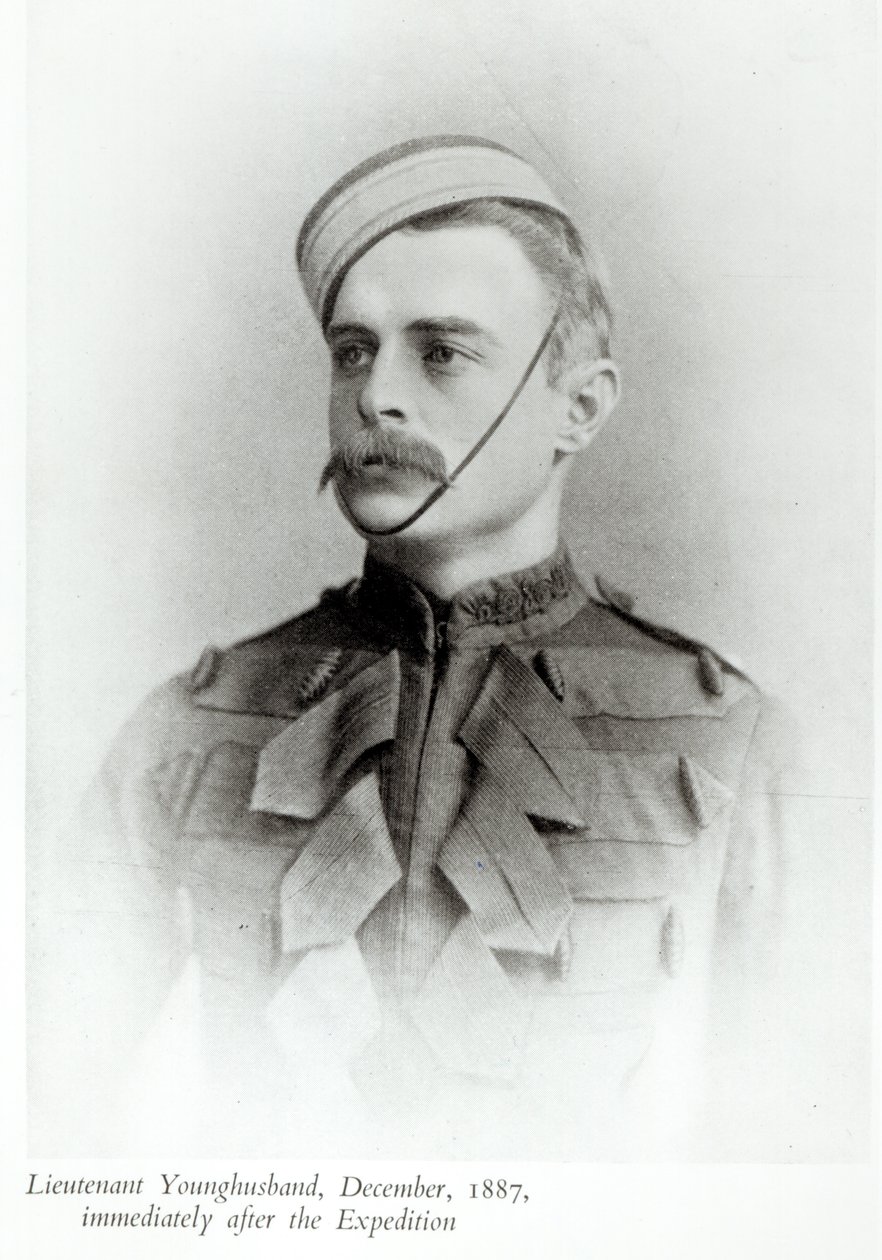 Fotografia de Sir Francis Younghusband (1863-1942) em 1887, de "O Coração de um Continente", publicado em 1937 de English School