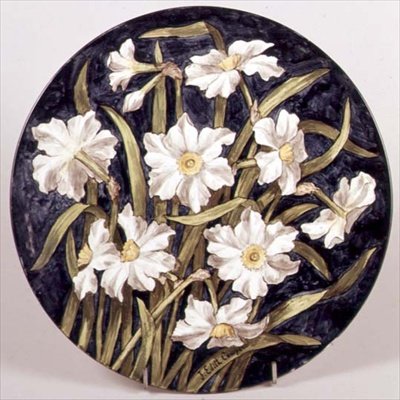 Prato pintado por Edith Cowper para Howell & James, com narcissi exposto na Exposição de Paris de English School