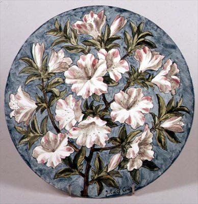 Placa pintada por Edith Cowper para Howell e James com azáleas, exposta na Exposição de Paris de English School