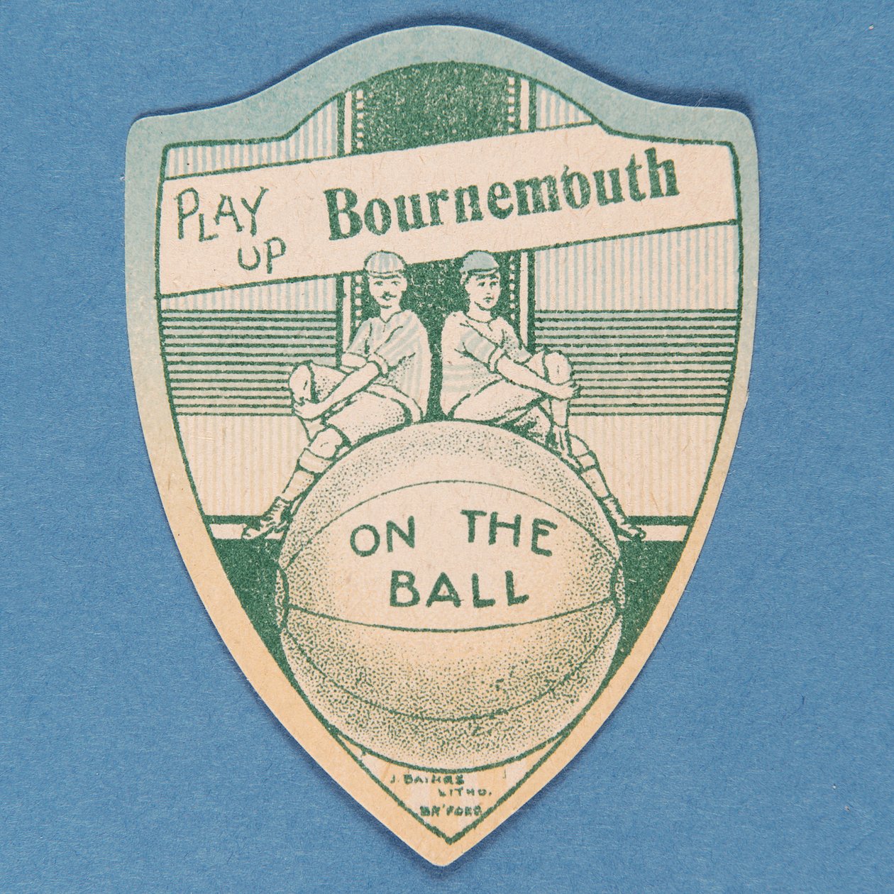 Play Up Bournemouth, cartão Baines em forma de escudo e dois futebolistas sentados em cima de uma bola de futebol grande, 1888-89 de English School