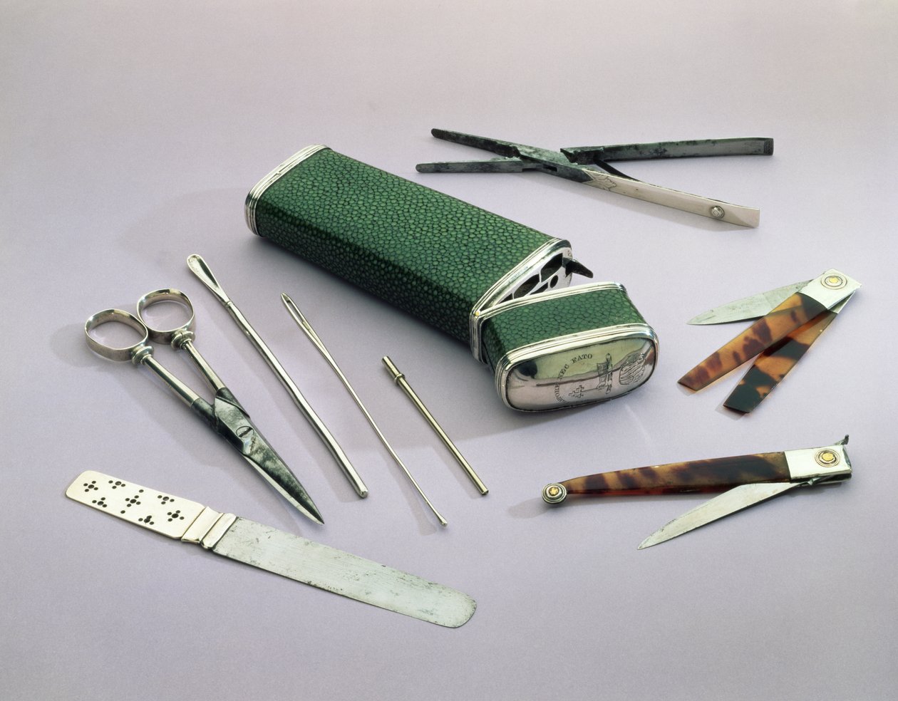 Pocket Etui, contendo instrumentos de cirurgiões para operações menores (shagreen, prata, aço e concha de tartaruga) de English School