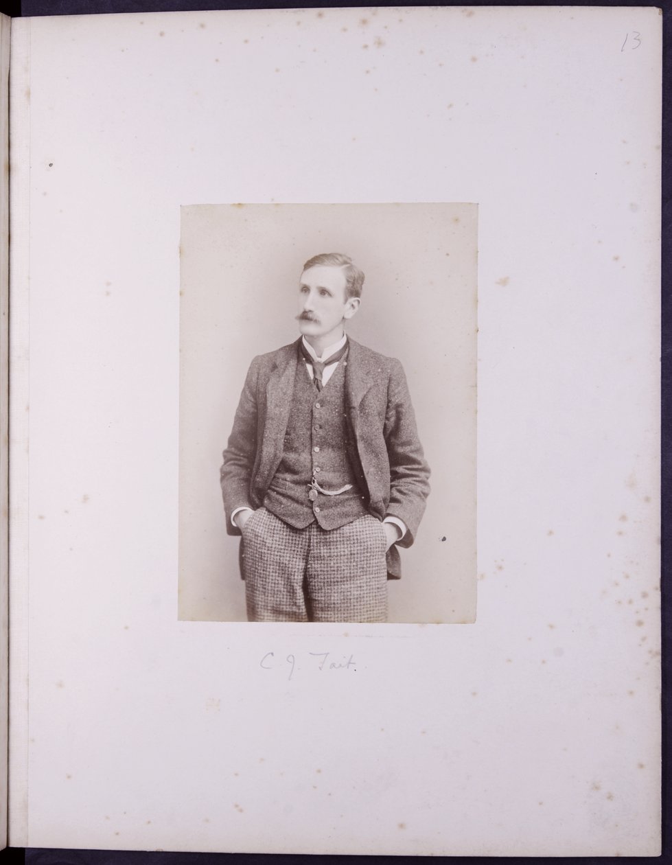 Retrato de CJ Tait, c.1900 (fotografia a preto e branco) de English School