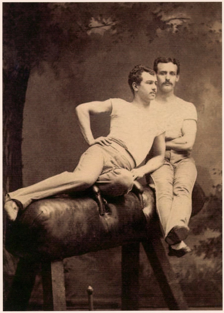 Retrato de dois ginastas a posar num cavalo de pomo, c.1899 (fotografia a preto e branco) de English School