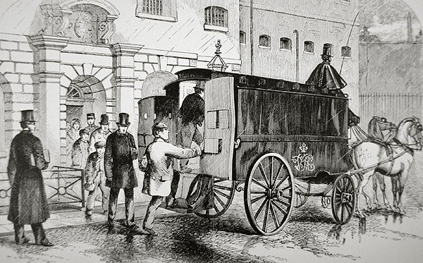 Prisioneiros entram numa carrinha da polícia conhecida como a "Maria Negra" na década de 1870 (gravura) de English School